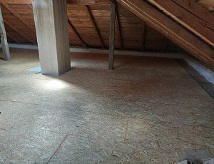 Zateplení stropu zděného rodinného domu pomocí foukané izolace